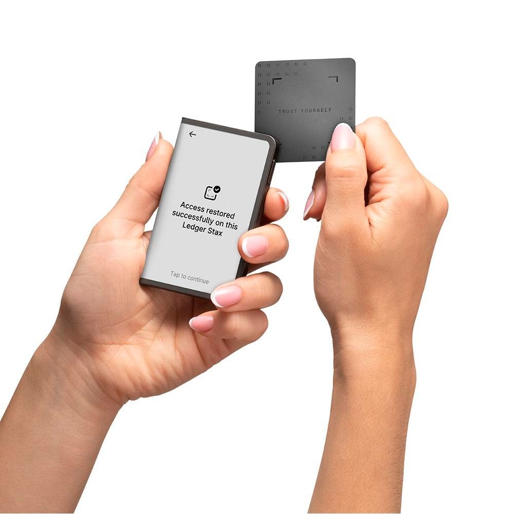 Imagem 5 de 6 do produto Carteira para Criptomoedas Ledger Stax, com Ledger Recovery Key, Preta - STAX-RK-ESDEPTIT