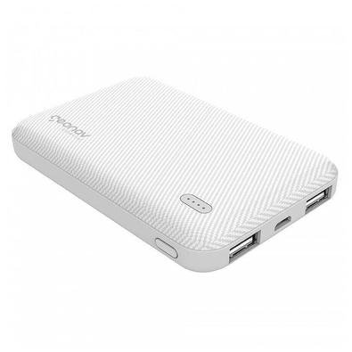 Carregador portátil de 5.000 mAh com duas saídas USB (total 2A) para carregar até dois dispositivos ao mesmo tempo. Conta com tecnologia Pass Through