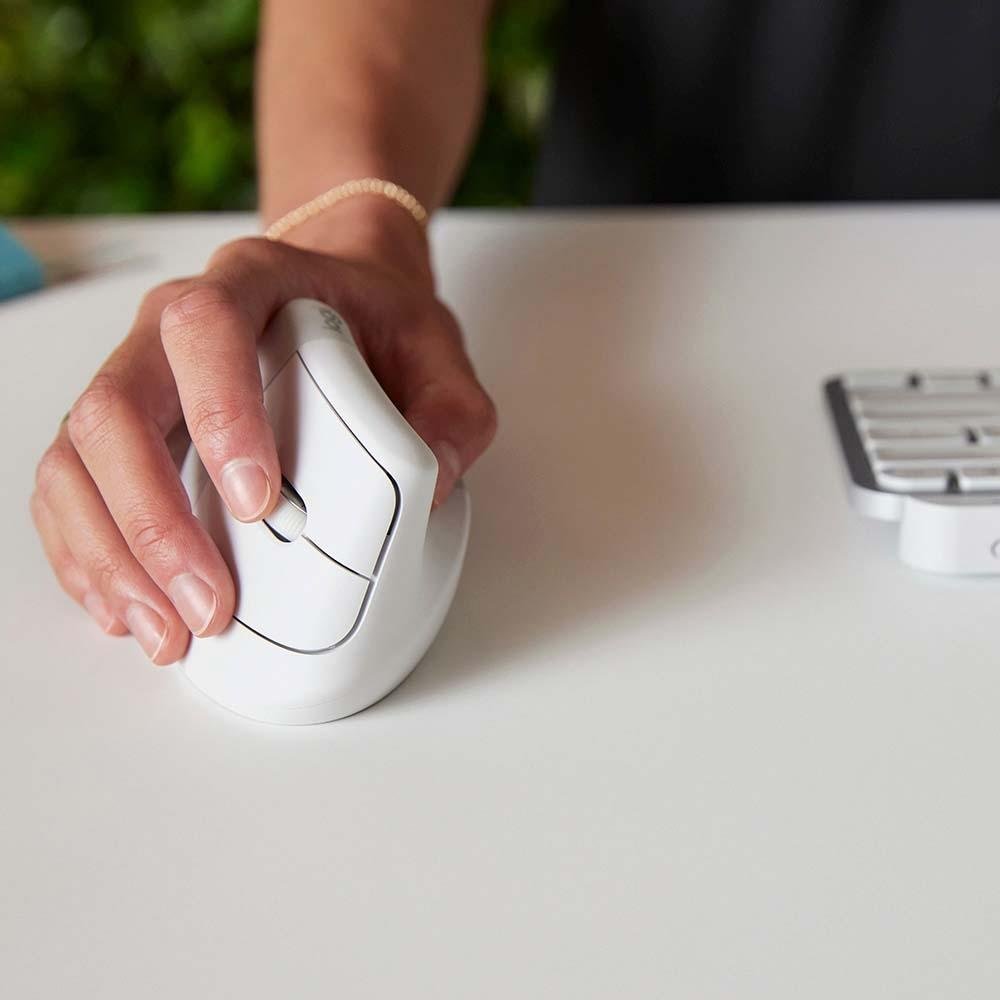Imagem 5 de 23 do produto Mouse Sem Fio Logitech Lift, 4000 DPI, 6 Botões, Bluetooth, Ergonômico, USB, Branco - 910-006469