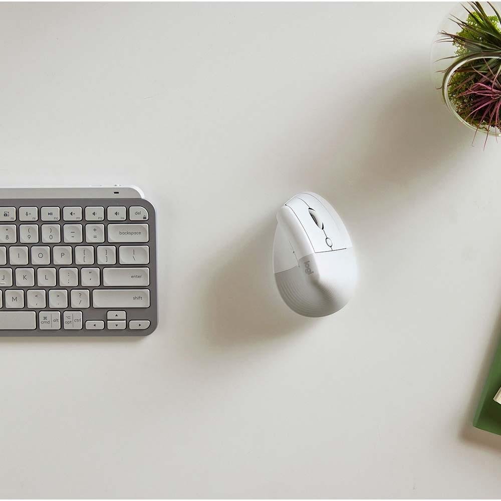 Imagem 3 de 23 do produto Mouse Sem Fio Logitech Lift, 4000 DPI, 6 Botões, Bluetooth, Ergonômico, USB, Branco - 910-006469