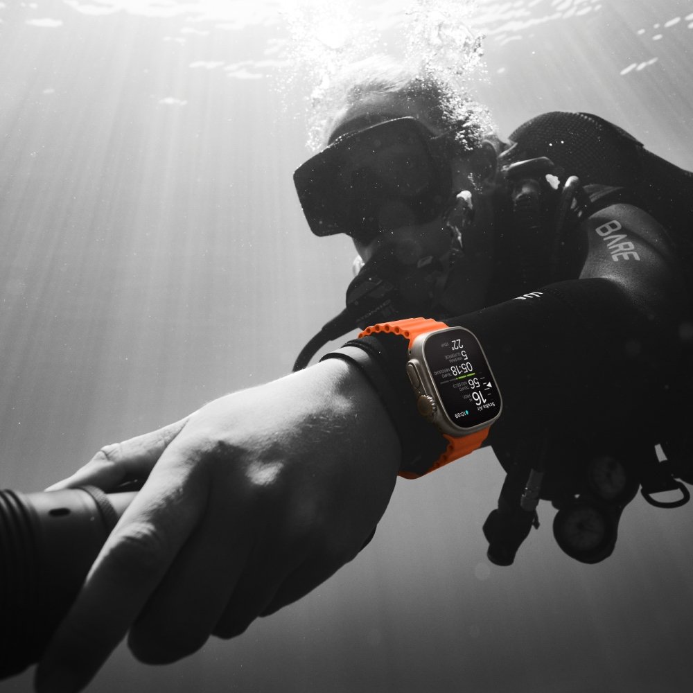 Imagem 6 de 10 do produto Apple Watch Ultra 2 49mm GPS + Cellular, Caixa de Titânio, Pulseira Loop Trail Laranja/bege, Tamanho M/G, Neutro em Carbono - MRF23BZ/A