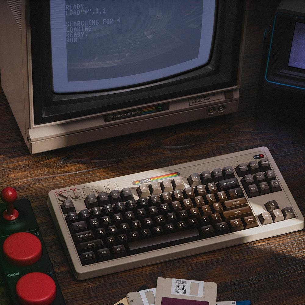 Teclado Mecânico 8BitDo C64, Bluetooth, 2.4G, USB-C - 85HA03