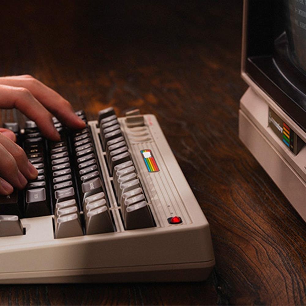 Teclado Mecânico 8BitDo C64, Bluetooth, 2.4G, USB-C - 85HA03