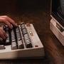 Teclado Mecânico 8BitDo C64, Bluetooth, 2.4G, USB-C - 85HA03