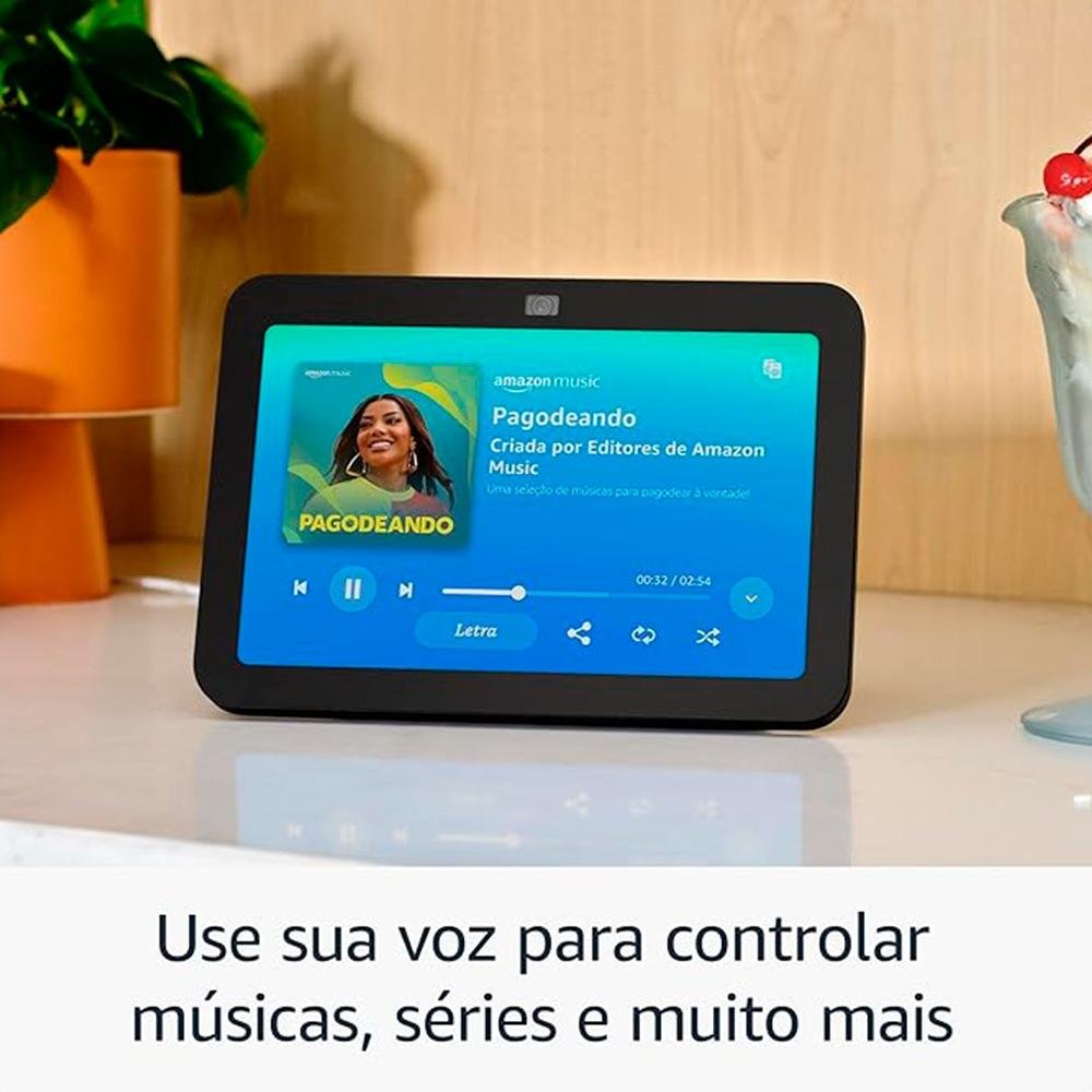 Imagem 3 de 5 do produto Echo Show 8 3ª Geração Amazon, Smart Display com Áudio Espacial, Hub de Casa Inteligente e Alexa, Câmera 13MP, Preto - B0BLS1XM8L