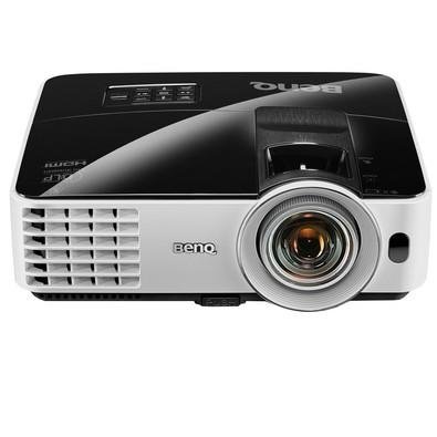 O BenQ MX631ST oferece maior flexibilidade de instalaç;ão com apenas 1 metro de distância projeta tela de 55´, imagem com 3.200 ANSI Lumens, alto cont
