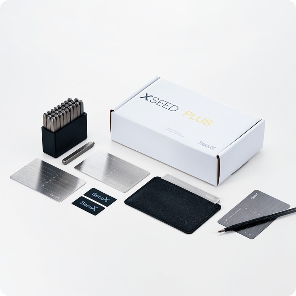 Imagem 2 de 10 do produto Placa de Recuperação SecuX X-SEED PLUS, Alumínio Aeroespacial, Backup de 24 Palavras, Resistente a Fogo e Água, Prata - 98-100-000200
