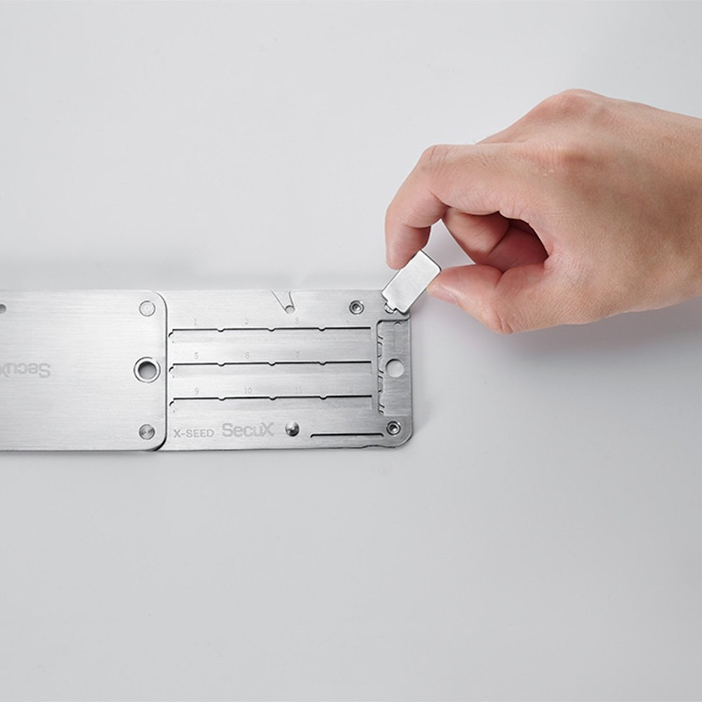 Imagem 5 de 15 do produto Placa de Recuperação SecuX X-SEED PRO, Alumínio Aeroespacial, Backup de 3x24 Palavras, Resistente a Fogo e Água, Prata - 98-100-000301