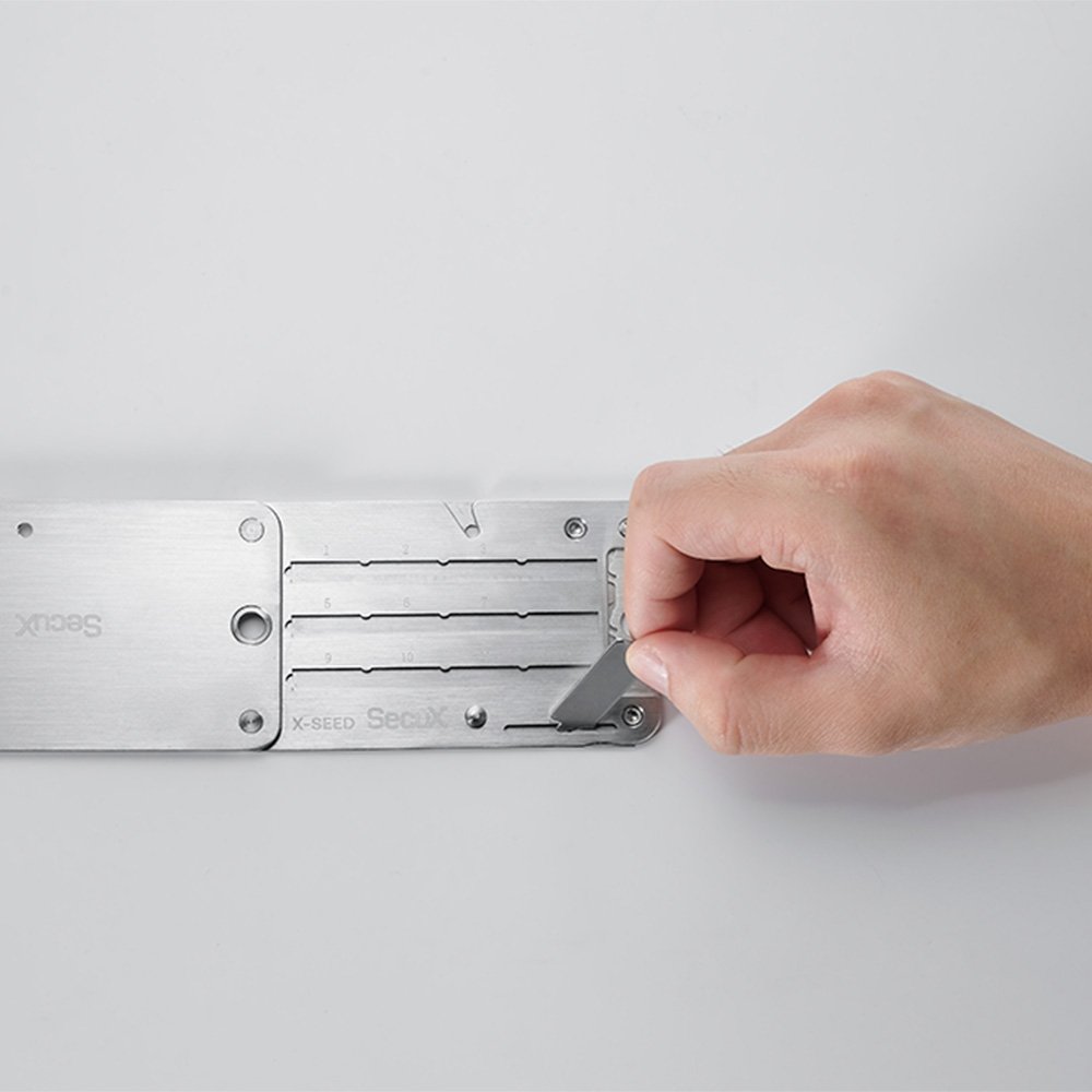 Imagem 6 de 15 do produto Placa de Recuperação SecuX X-SEED PRO, Alumínio Aeroespacial, Backup de 3x24 Palavras, Resistente a Fogo e Água, Prata - 98-100-000301