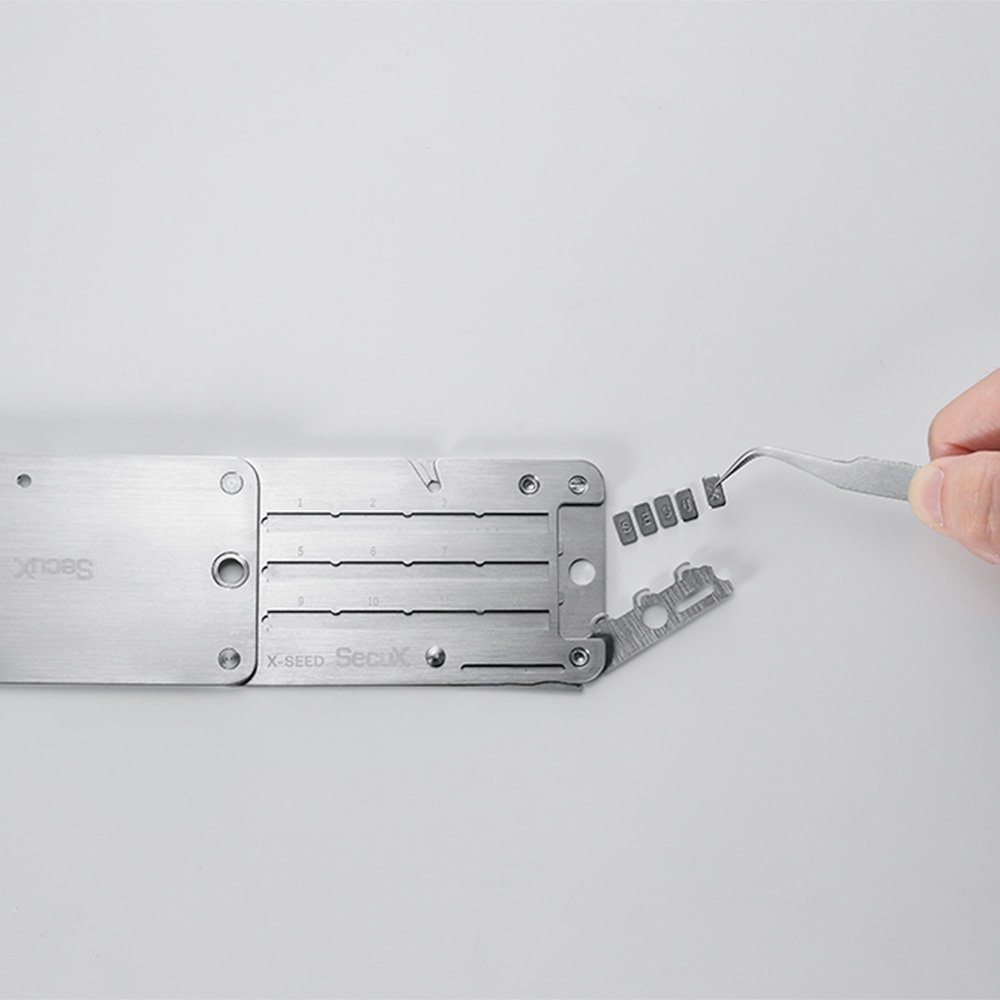 Imagem 4 de 15 do produto Placa de Recuperação SecuX X-SEED PRO, Alumínio Aeroespacial, Backup de 3x24 Palavras, Resistente a Fogo e Água, Prata - 98-100-000301