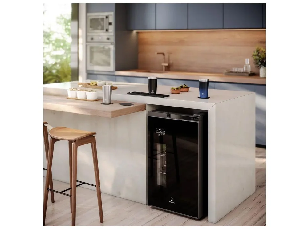 Cervejeira Electrolux Home Bar EB100 Vertical Preta 108,5L Frost Free - view 3
