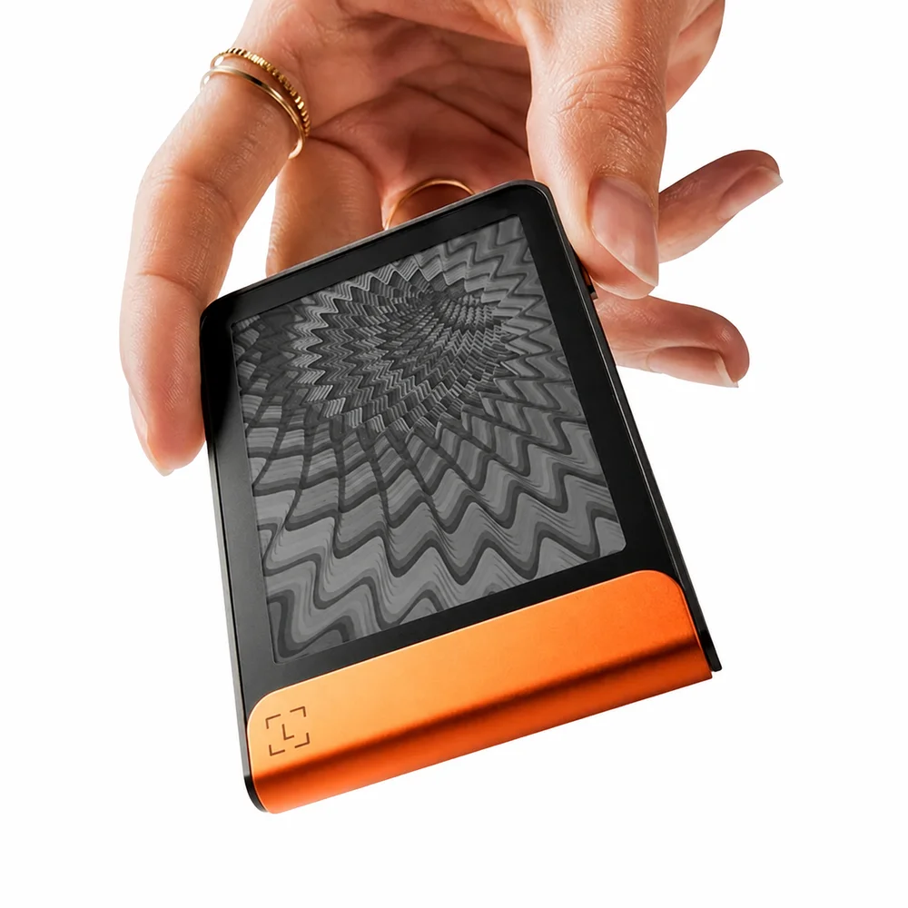 Imagem 2 de 5 do produto Ledger Flex — Hardware Wallet com Tela E Ink Touch, Bluetooth e USB-C — Carteira Cripto — BTC Orange