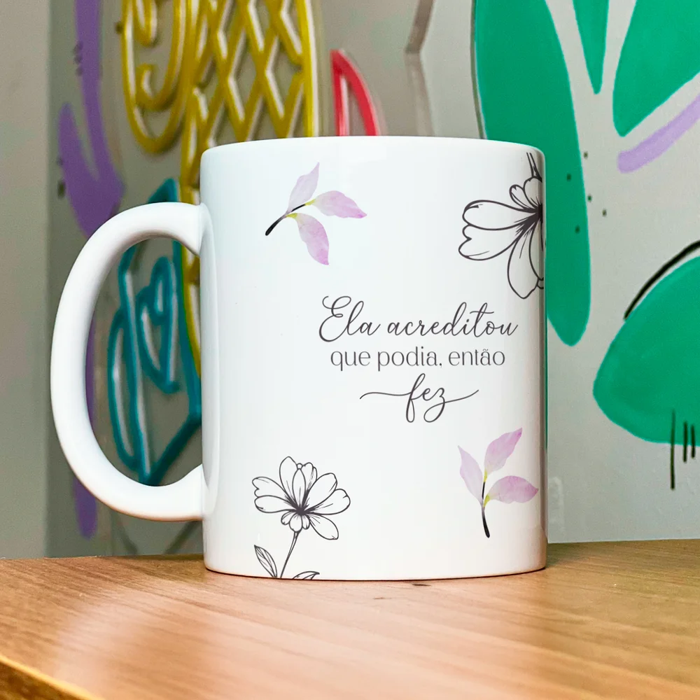 Imagem 2 de 5 do produto Caneca Floral Mulheres - Ela Acreditou Que Podia Então Fez
