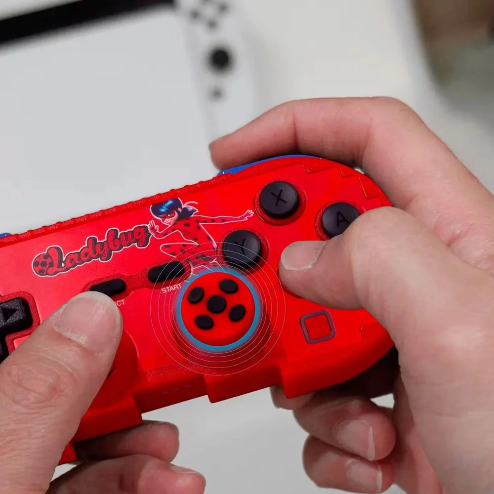 Controle Hyperkin Miraculous Ladybug Para Nintendo Switch Com Fio Ergonômico Design Exclusivo Vermelho E Preto Gamer