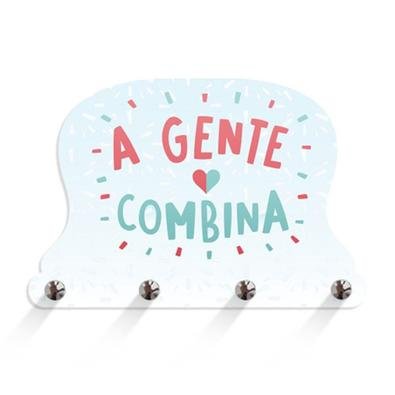 O Porta Chaves com Chaveiros A Gente Combina é, ideal para decorar sua casa de forma divertida e descontraída. Esse porta chaves combina com você, é t