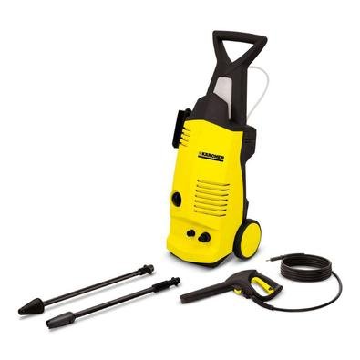 A Lavadora de Alta Pressão Karcher K 3.98 possui design vertical e robusto. Conta com porta acessórios e espaço para armazenar o cabo elétrico e a man