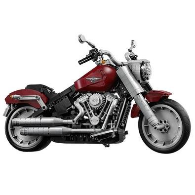 Desenvolvida em parceria com a Harley-Davidson, esta motocicleta LEGO altamente detalhada captura a magia da máquina da vida real, desde as rodas Lake