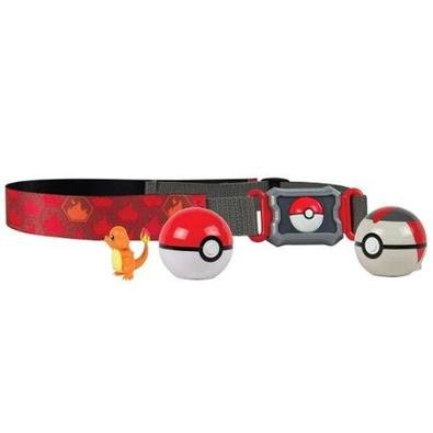 O conjunto inclui um cinto ajustável com um novo design e com capacidade para 6 Pokebolas (vendidas separadamente), uma Pokebola inclusa e um porta Po