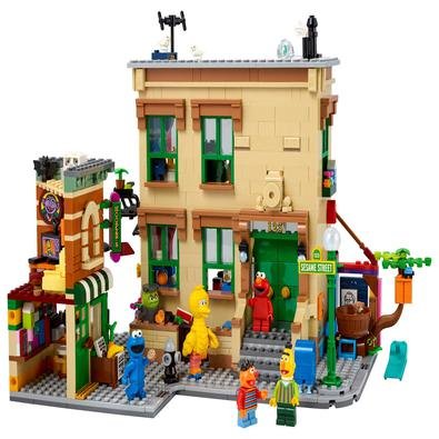 Construindo amizades desde 1969! Revisite as memórias da infância com o LEGO® Ideas Vila Sésamo 123 (21324), o mais novo conjunto exclusivo inspirado