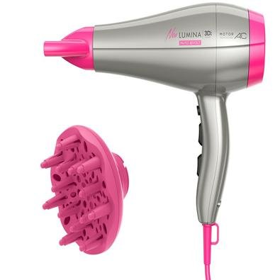 O Secador de Cabelo Profissional Gama Italy New Lumina 3d é um moderno e inovador secador para cabelos. Com 2.200w de potência, jato de ar frio e quen