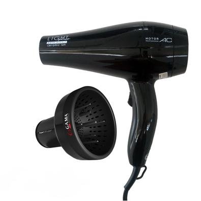 O secador LIGHT PLUS CERAMIC ION é combinação de um potente e surpreendente motor AC com a revolucionária tecnologia auto bivolt. O resultado final sã
