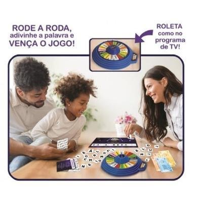 Amigos Jogando Jogo De Adivinhação De Palavras Em Casa Imagem de