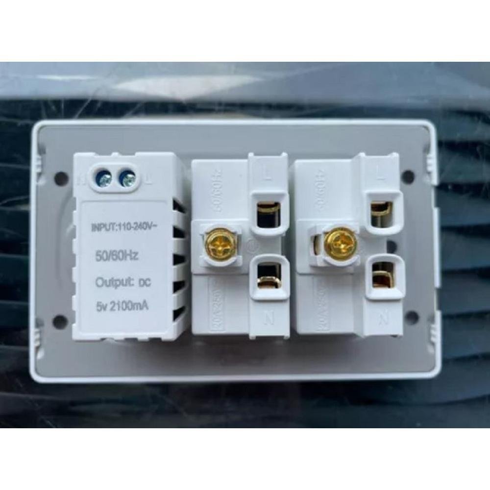 Imagem 2 de 3 do produto Carregador Usb De Tomada Com 2 Portas Usb Bivolt 377 Bright