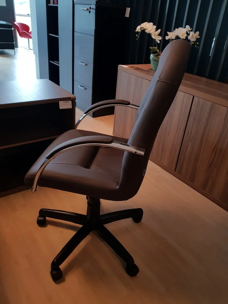Imagem 3 de 4 do produto Cadeira Ergodecor Giratória, Escritório Day Presidente, Marrom Relax, Base Preta C/ Rodizio