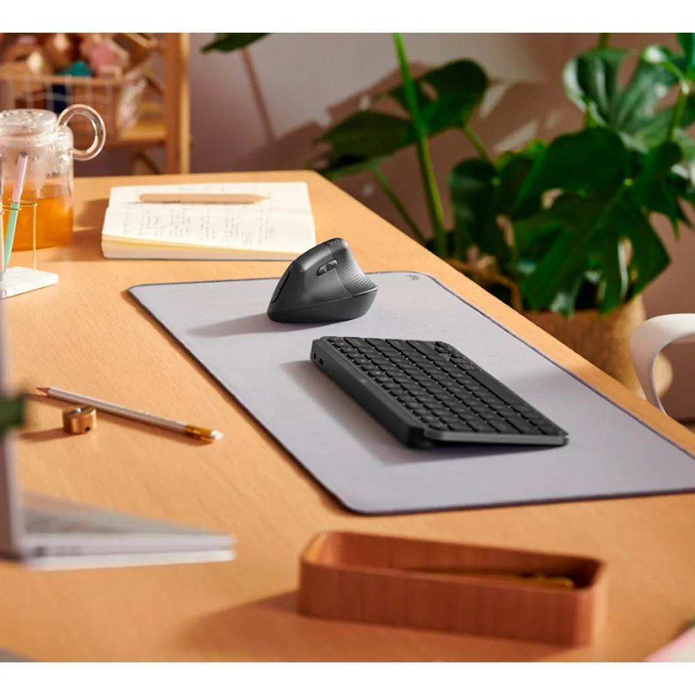 Imagem 5 de 5 do produto Mouse Sem Fio Logitech Lift, 4000 DPI, 6 Botoes, Bluetooth, Ergonomico, USB, Grafite, 910-006466