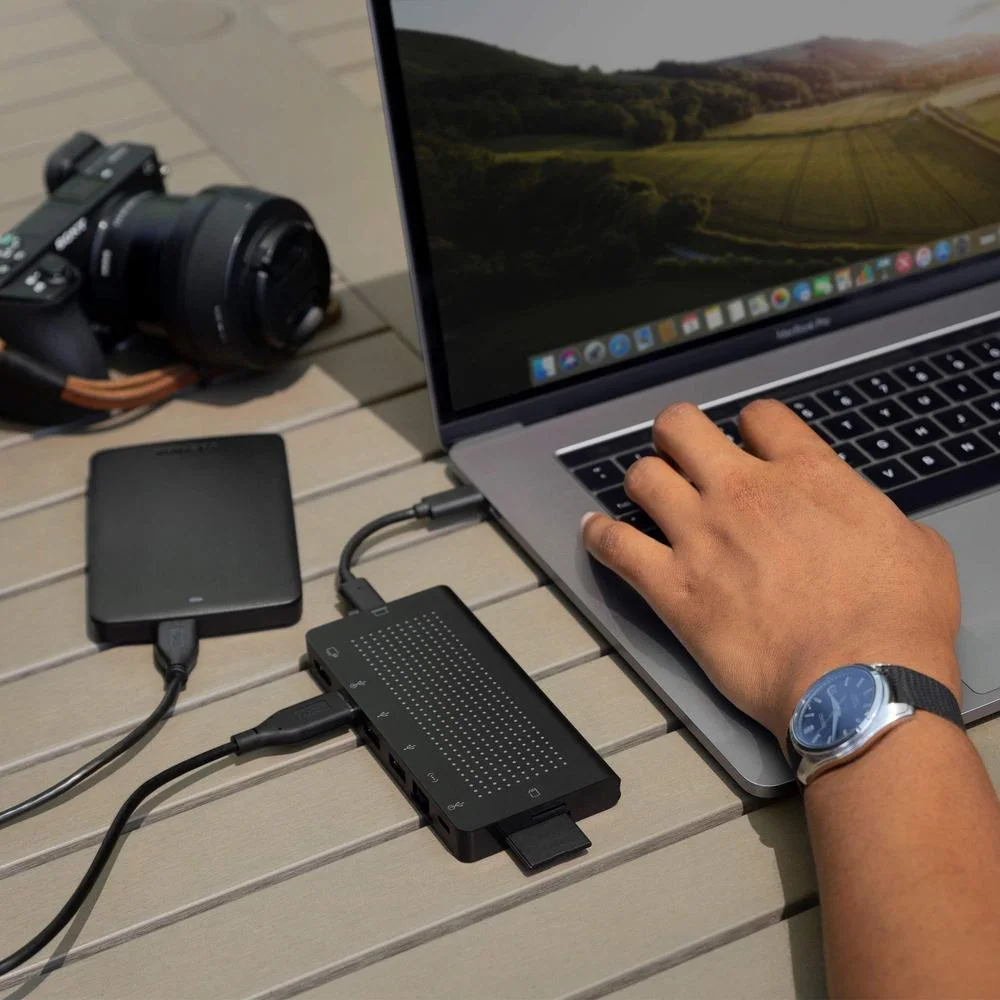 Imagem 2 de 5 do produto Hub Usb-c Staygo Da Twelve South Para Macbooks, Laptops E Ipad Pro Com Cabo De Mesa De 1 Metro E Cabo Retrátil Para Casa, Escritório E Viagem.