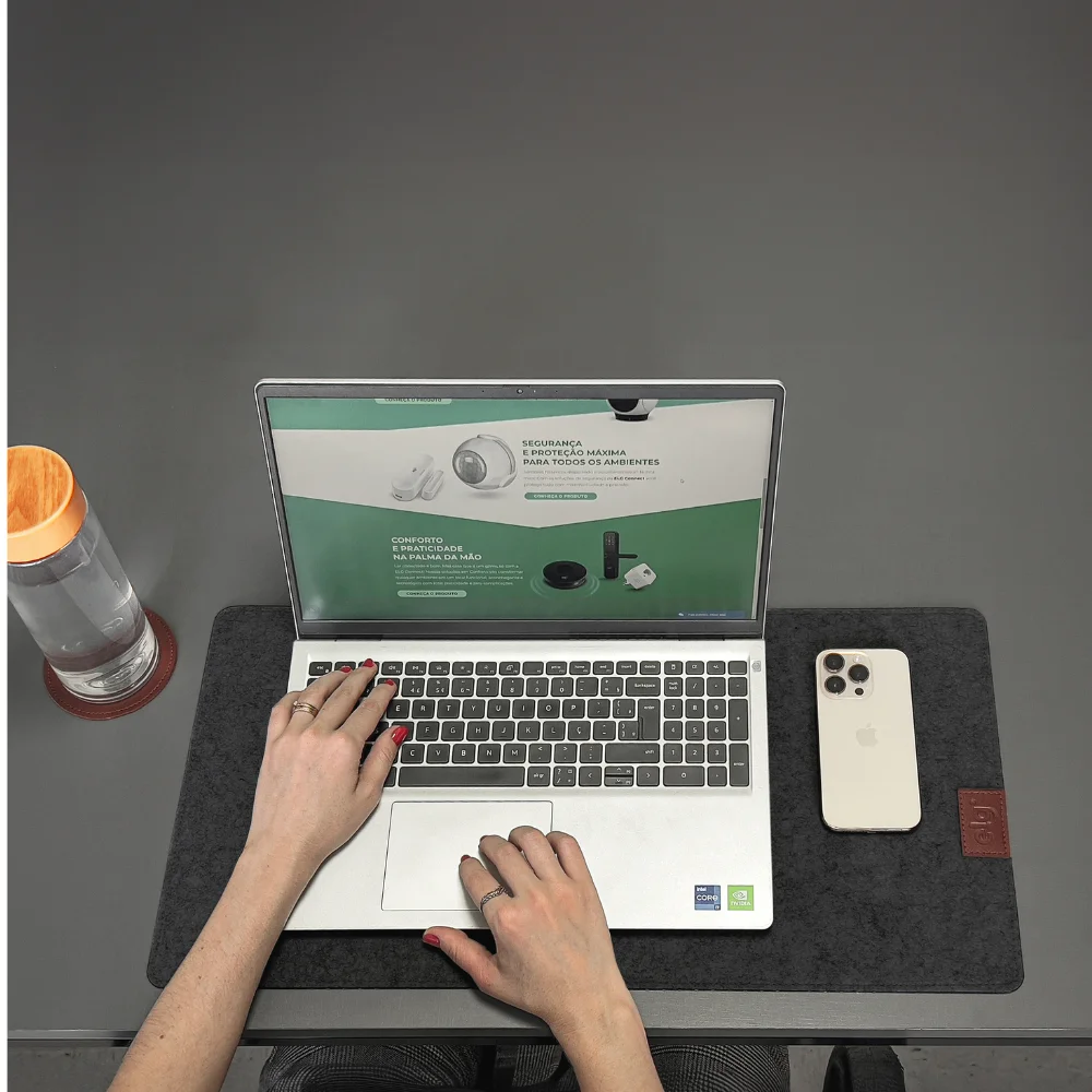 Mousepad Essential Office, Feltro 60x30cm, Com Porta Copo, Antiderrapante, Bordas Costuradas, Cor:cinza Escuro Mousepad Essential Office, Feltro 60x30cm, Com Porta Copo, Antiderrapante, Bordas Costuradas, Cor:cinza Escuro