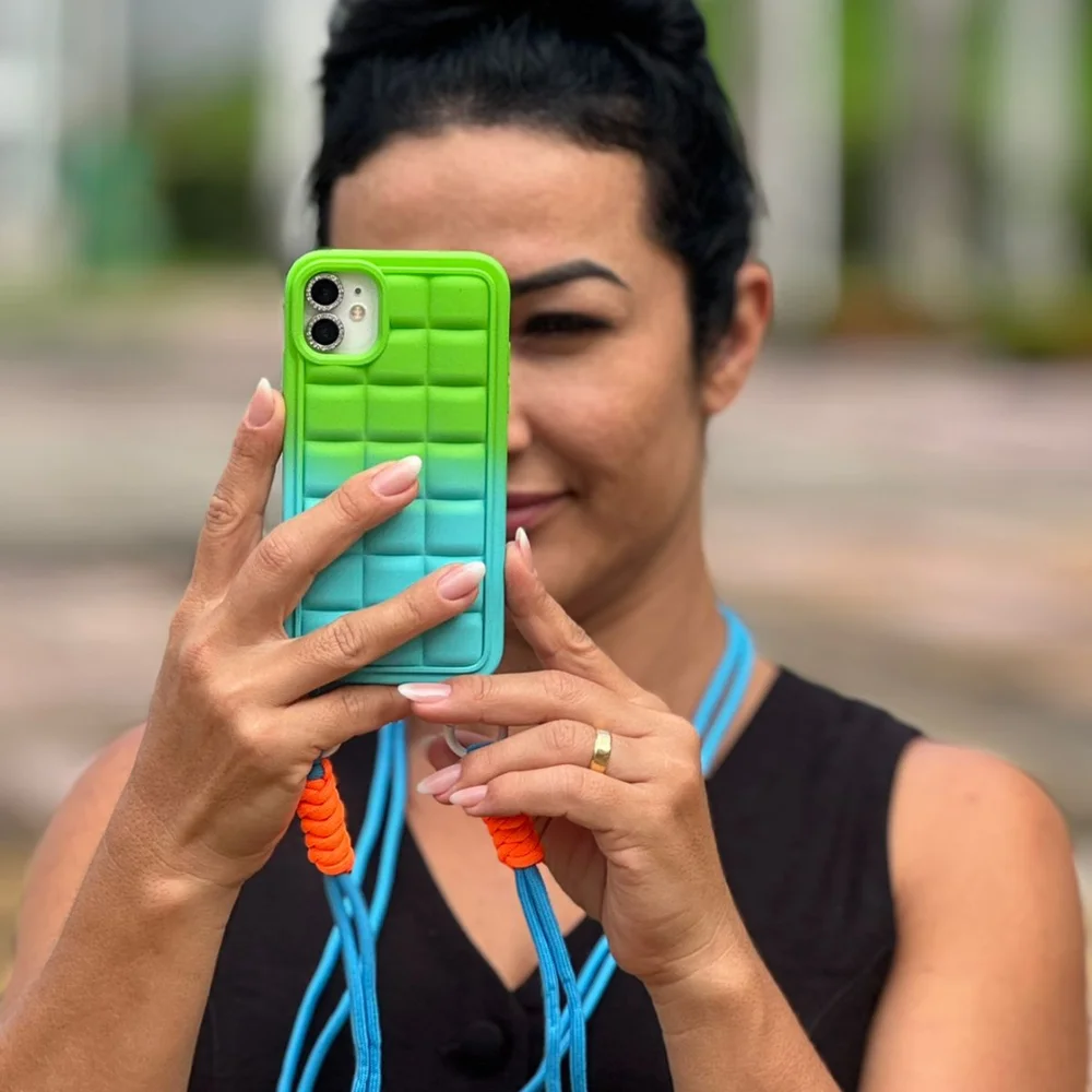 Imagem 3 de 5 do produto Capa Capinha Case Silicone Com Suporte Alça Ajustável Salva Celular Festa Balada Iphone 13