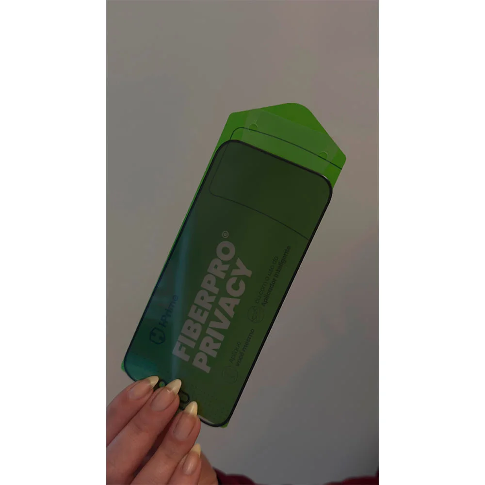 Imagem 2 de 5 do produto Película Protetora Fiberpro Privacy Para Iphone 17 Pro Max Em Policarbonato Com Fibra De Vidro - Hprime - 6174 - N/a