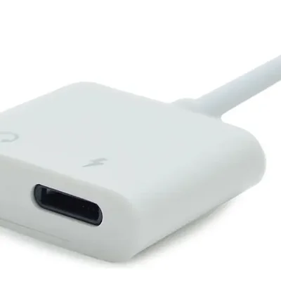 Adaptador De Fone Para Celular Lightning Ouvir Musica Branco Cor Branco